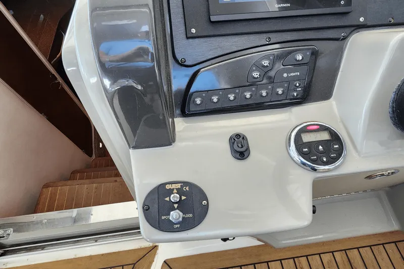 Slide: The Image of Sea Ray 330 SUNDANCER 2014 - 38