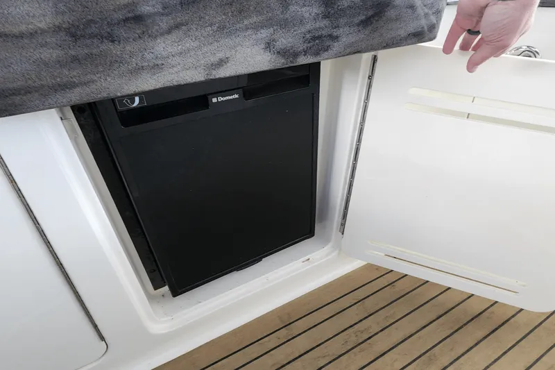 Slide: The Image of Sea Ray 330 SUNDANCER 2014 - 32