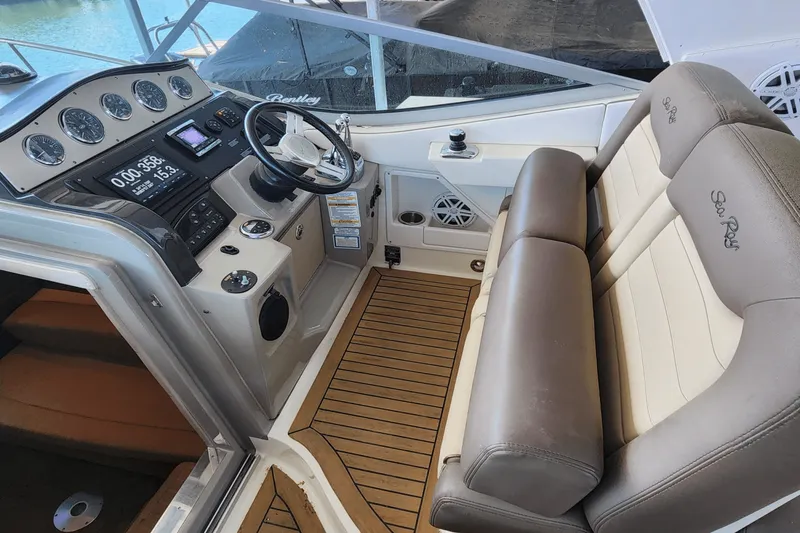 Slide: The Image of Sea Ray 330 SUNDANCER 2014 - 34