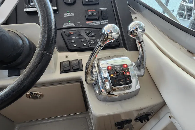 Slide: The Image of Sea Ray 330 SUNDANCER 2014 - 36