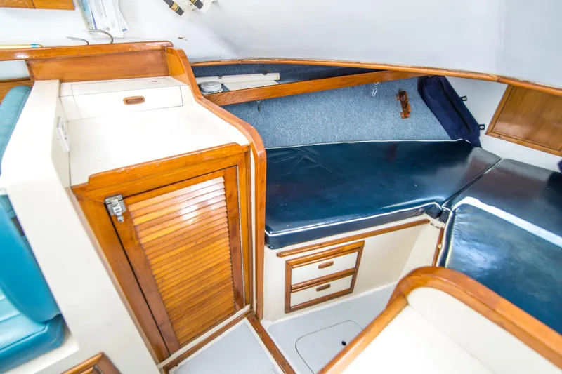 Slide: The Image of Blackfin 32 Flybridge 1987 - 25