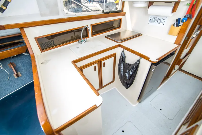 Slide: The Image of Blackfin 32 Flybridge 1987 - 32