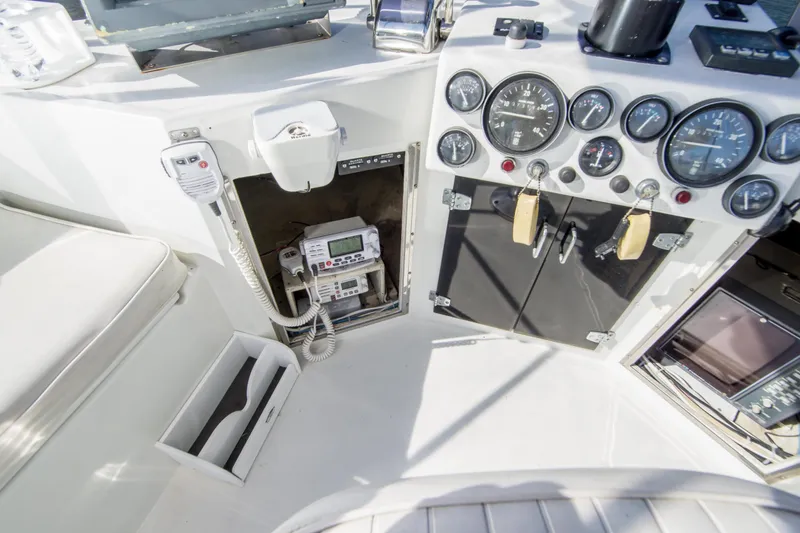 Slide: The Image of Blackfin 32 Flybridge 1987 - 42