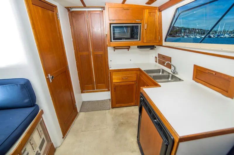 Slide: The Image of Blackfin 32 Flybridge 1987 - 50