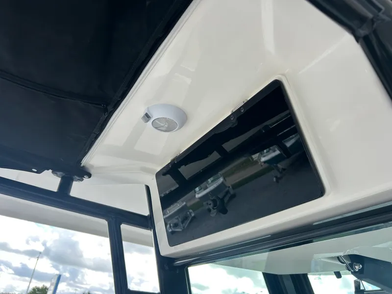 Slide: The Image of Boston Whaler 250 Outrage 2027 - 14