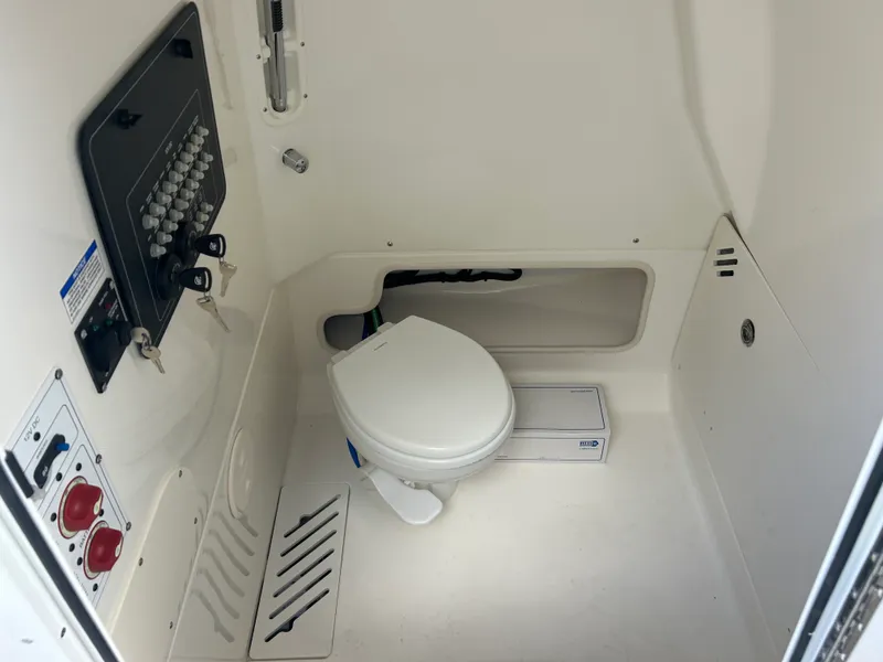 Slide: The Image of Boston Whaler 250 Outrage 2027 - 18