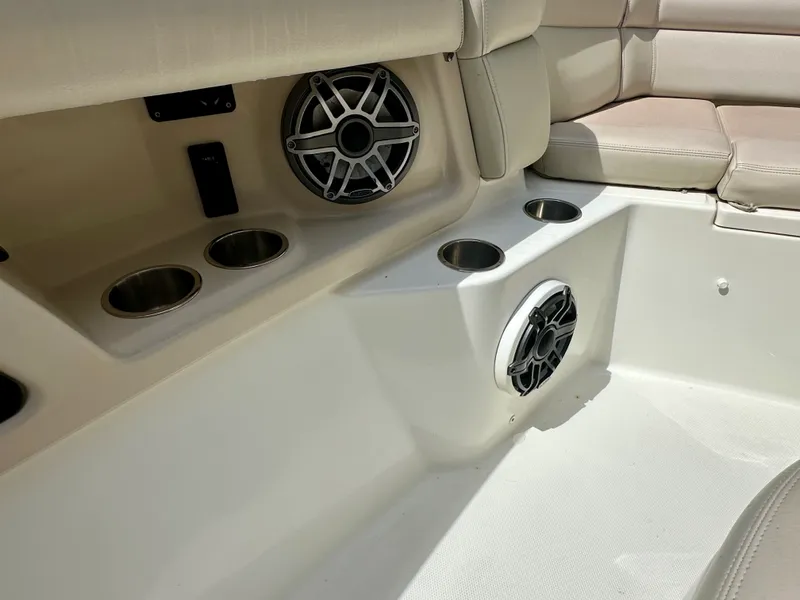 Slide: The Image of Boston Whaler 350 REALM 2021 - 36