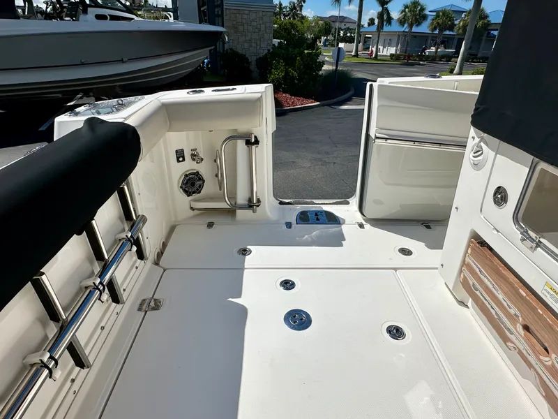 Slide: The Image of Boston Whaler 350 REALM 2021 - 11