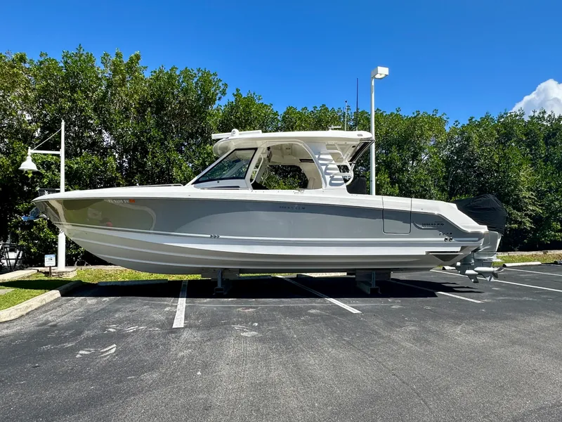 Slide: The Image of Boston Whaler 350 REALM 2021 - 45