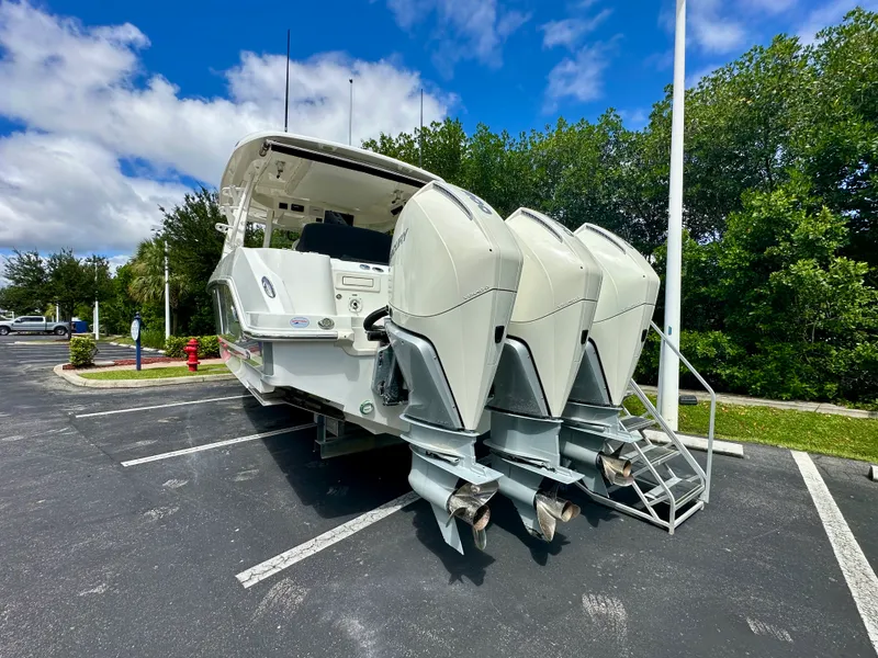 Slide: The Image of Boston Whaler 350 REALM 2021 - 3