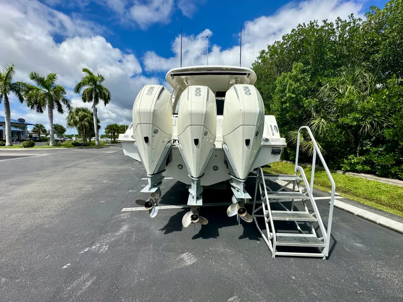 Slide: The Image of Boston Whaler 350 REALM 2021 - 4