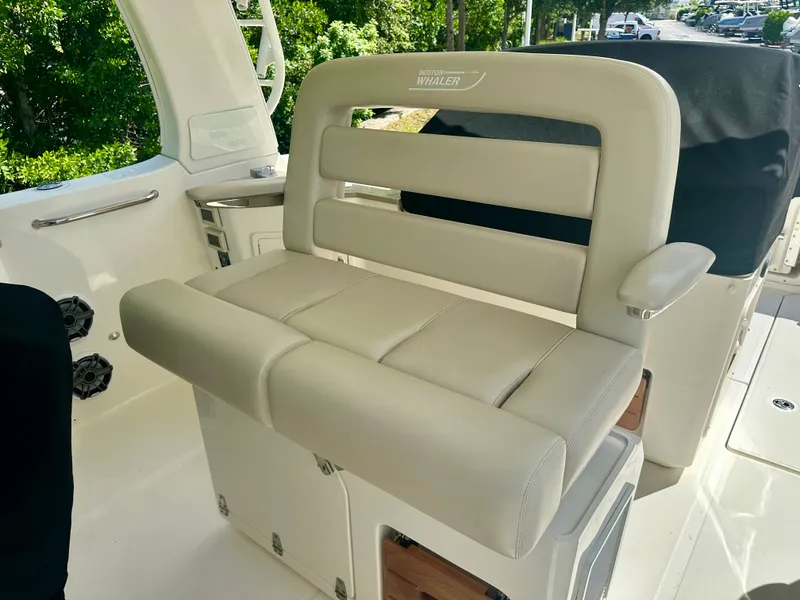 Slide: The Image of Boston Whaler 350 REALM 2021 - 20