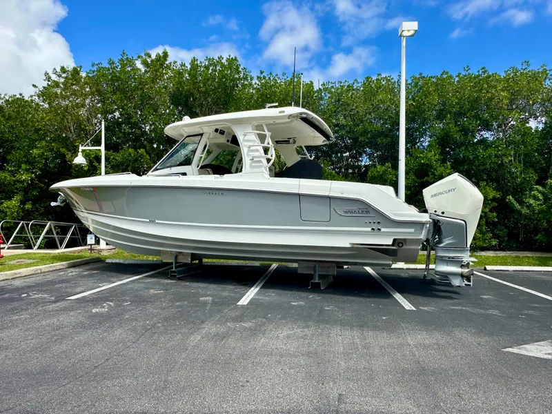Slide: The Image of Boston Whaler 350 REALM 2021 - 1