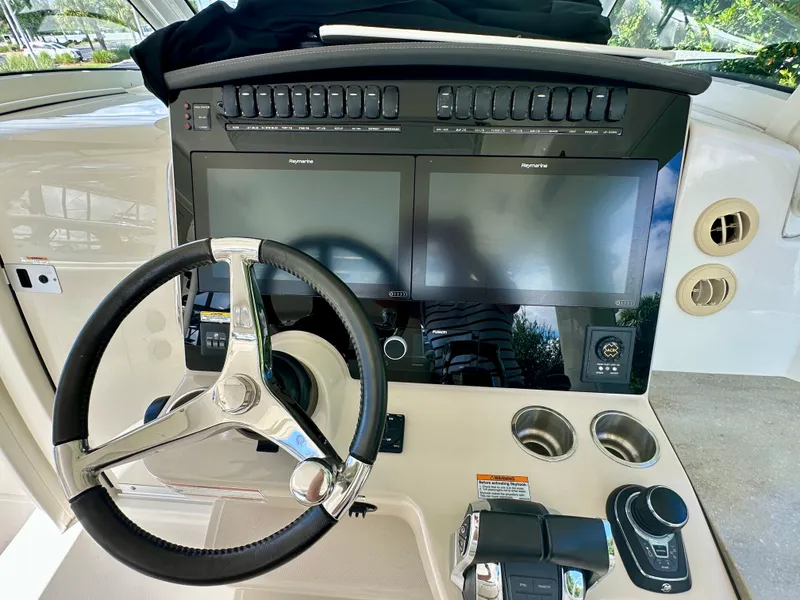 Slide: The Image of Boston Whaler 350 REALM 2021 - 23