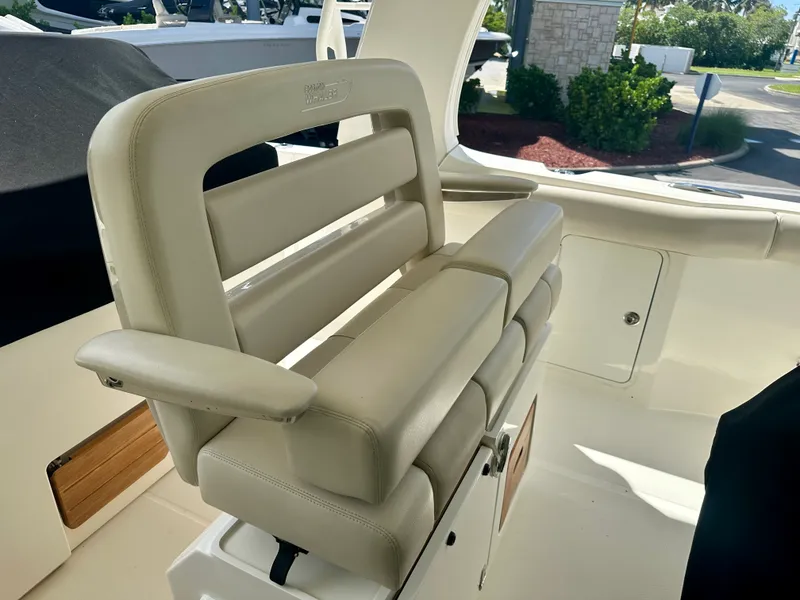 Slide: The Image of Boston Whaler 350 REALM 2021 - 18