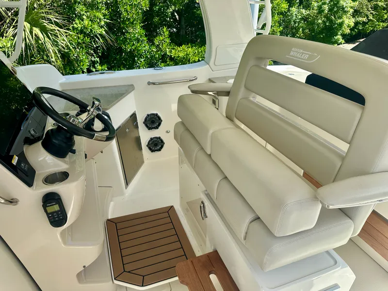 Slide: The Image of Boston Whaler 350 REALM 2021 - 26