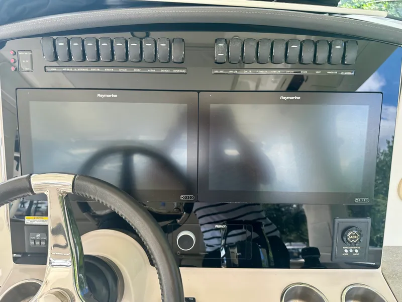 Slide: The Image of Boston Whaler 350 REALM 2021 - 22
