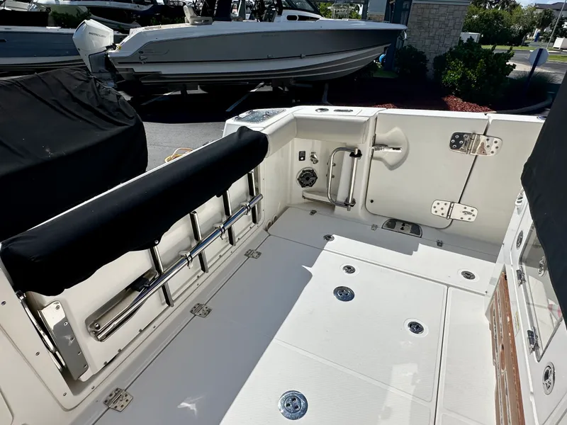 Slide: The Image of Boston Whaler 350 REALM 2021 - 10
