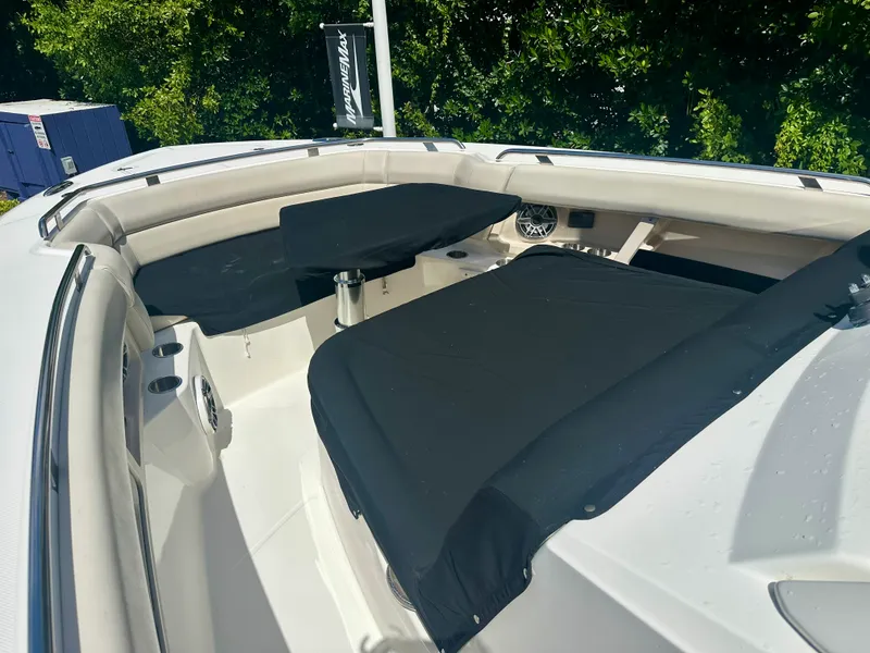 Slide: The Image of Boston Whaler 350 REALM 2021 - 30