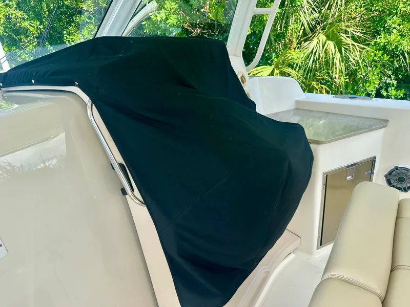 Slide: The Image of Boston Whaler 350 REALM 2021 - 21