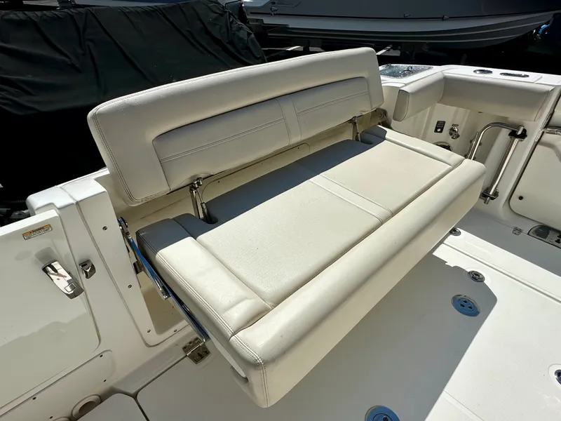 Slide: The Image of Boston Whaler 350 REALM 2021 - 14