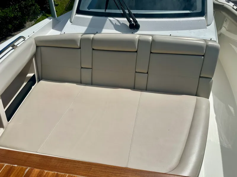Slide: The Image of Boston Whaler 350 REALM 2021 - 33