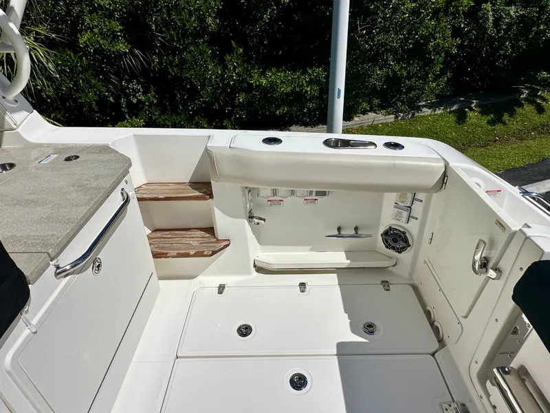 Slide: The Image of Boston Whaler 350 REALM 2021 - 9