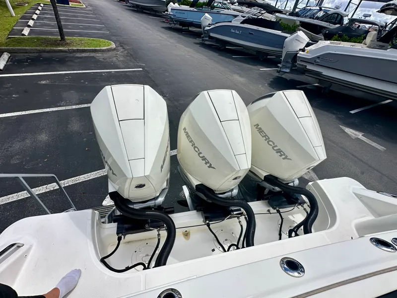 Slide: The Image of Boston Whaler 350 REALM 2021 - 5