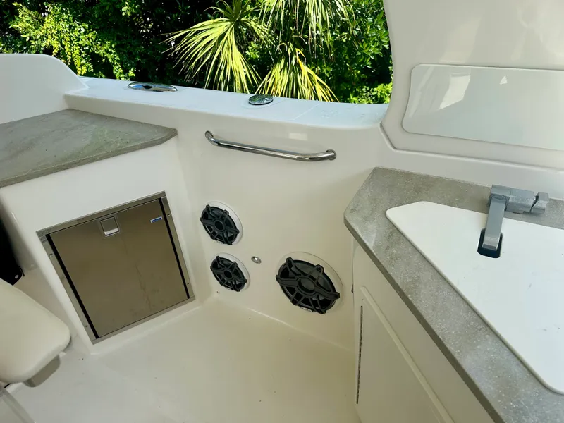 Slide: The Image of Boston Whaler 350 REALM 2021 - 28