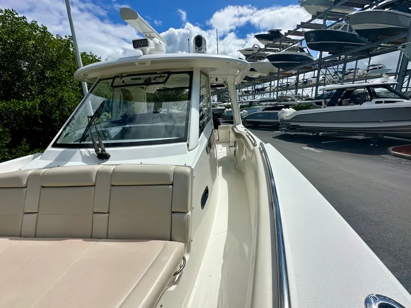Slide: The Image of Boston Whaler 350 REALM 2021 - 39