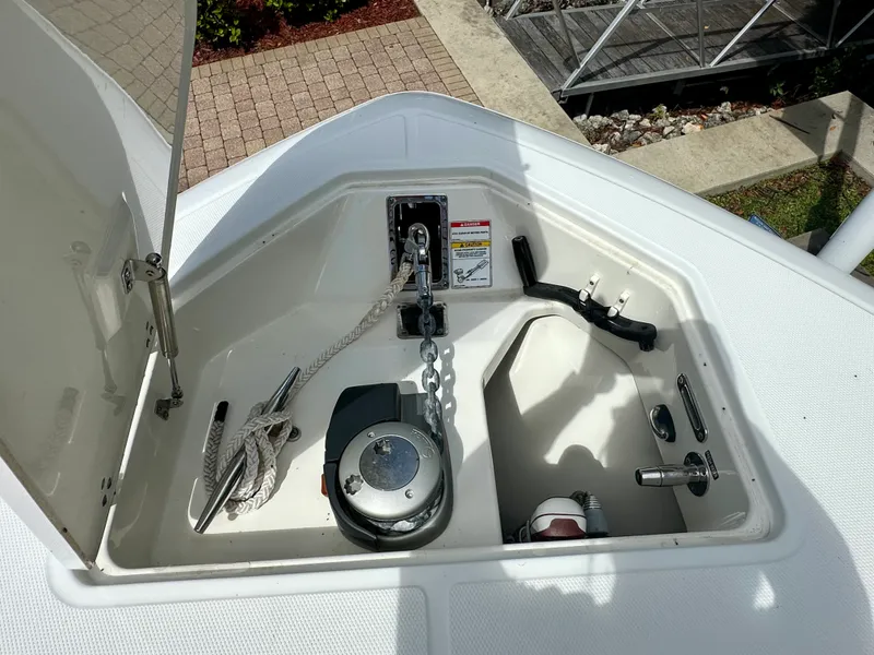 Slide: The Image of Boston Whaler 350 REALM 2021 - 38
