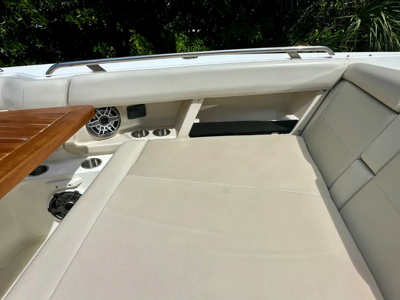 Slide: The Image of Boston Whaler 350 REALM 2021 - 35