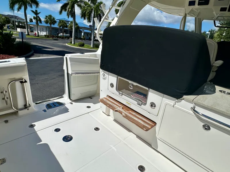Slide: The Image of Boston Whaler 350 REALM 2021 - 12