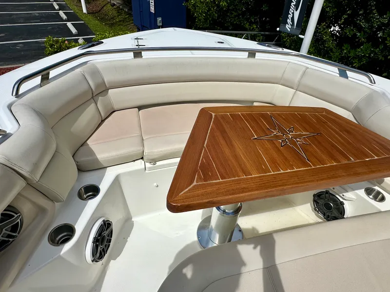 Slide: The Image of Boston Whaler 350 REALM 2021 - 37