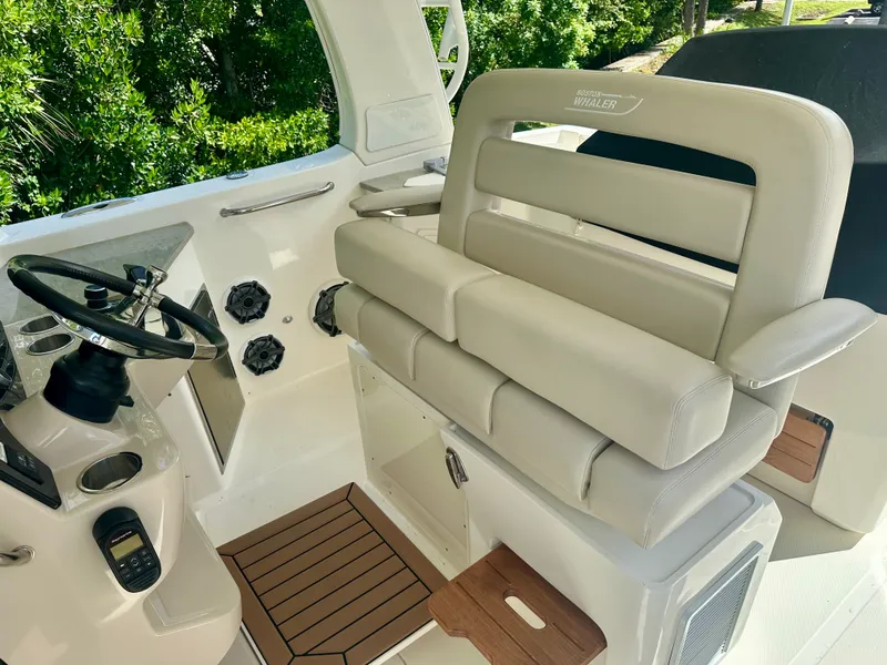 Slide: The Image of Boston Whaler 350 REALM 2021 - 25