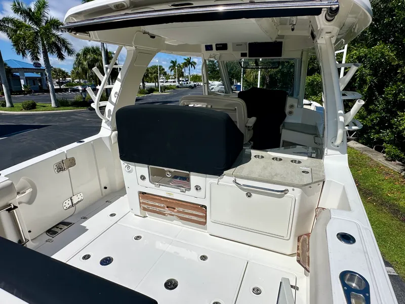 Slide: The Image of Boston Whaler 350 REALM 2021 - 7