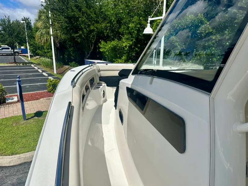 Slide: The Image of Boston Whaler 350 REALM 2021 - 29