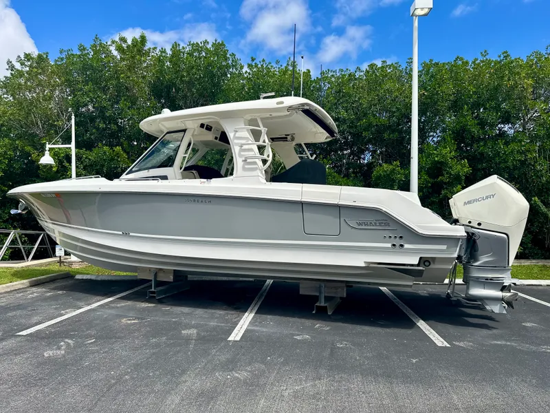 The Image of Boston Whaler 350 REALM 2021 - 0