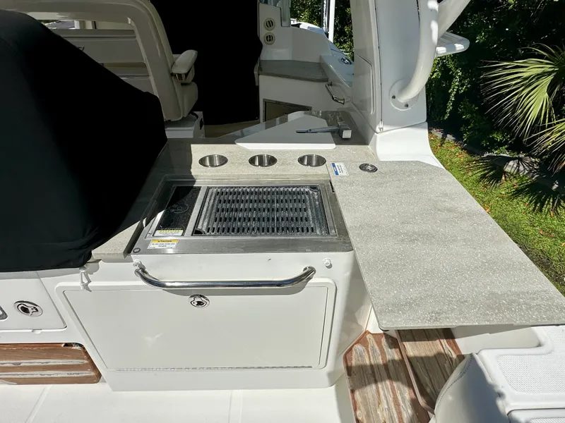 Slide: The Image of Boston Whaler 350 REALM 2021 - 16