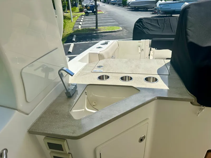 Slide: The Image of Boston Whaler 350 REALM 2021 - 17