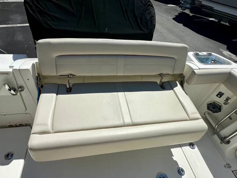 Slide: The Image of Boston Whaler 350 REALM 2021 - 15