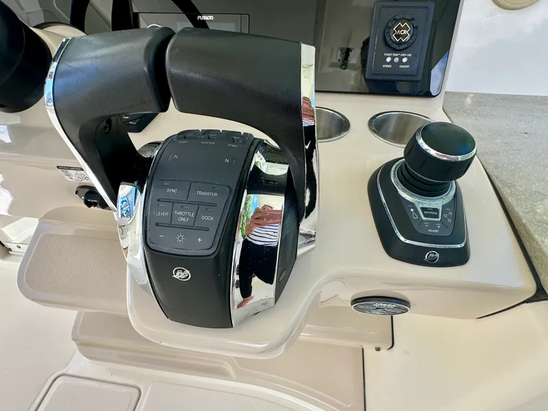 Slide: The Image of Boston Whaler 350 REALM 2021 - 24