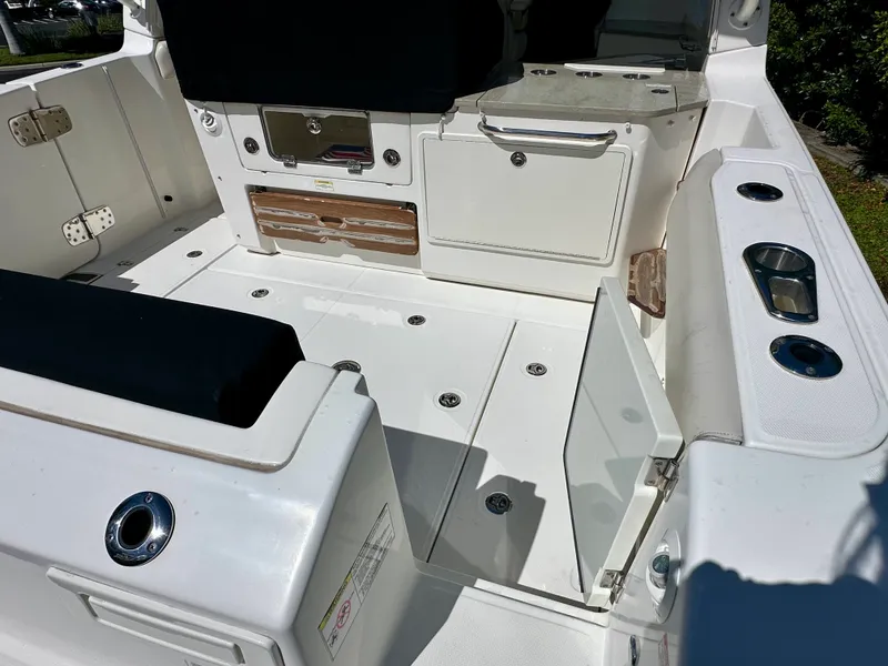 Slide: The Image of Boston Whaler 350 REALM 2021 - 8