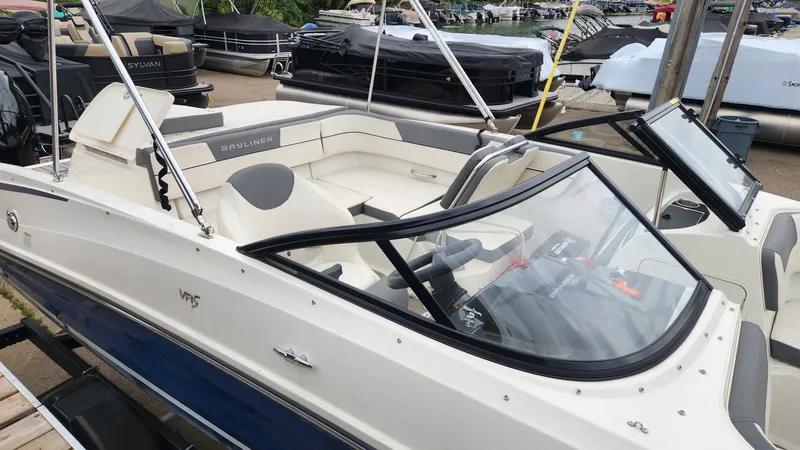 Slide: The Image of Bayliner VR5 2018 - 8
