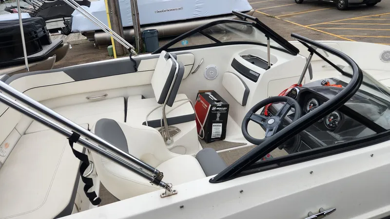 Slide: The Image of Bayliner VR5 2018 - 6