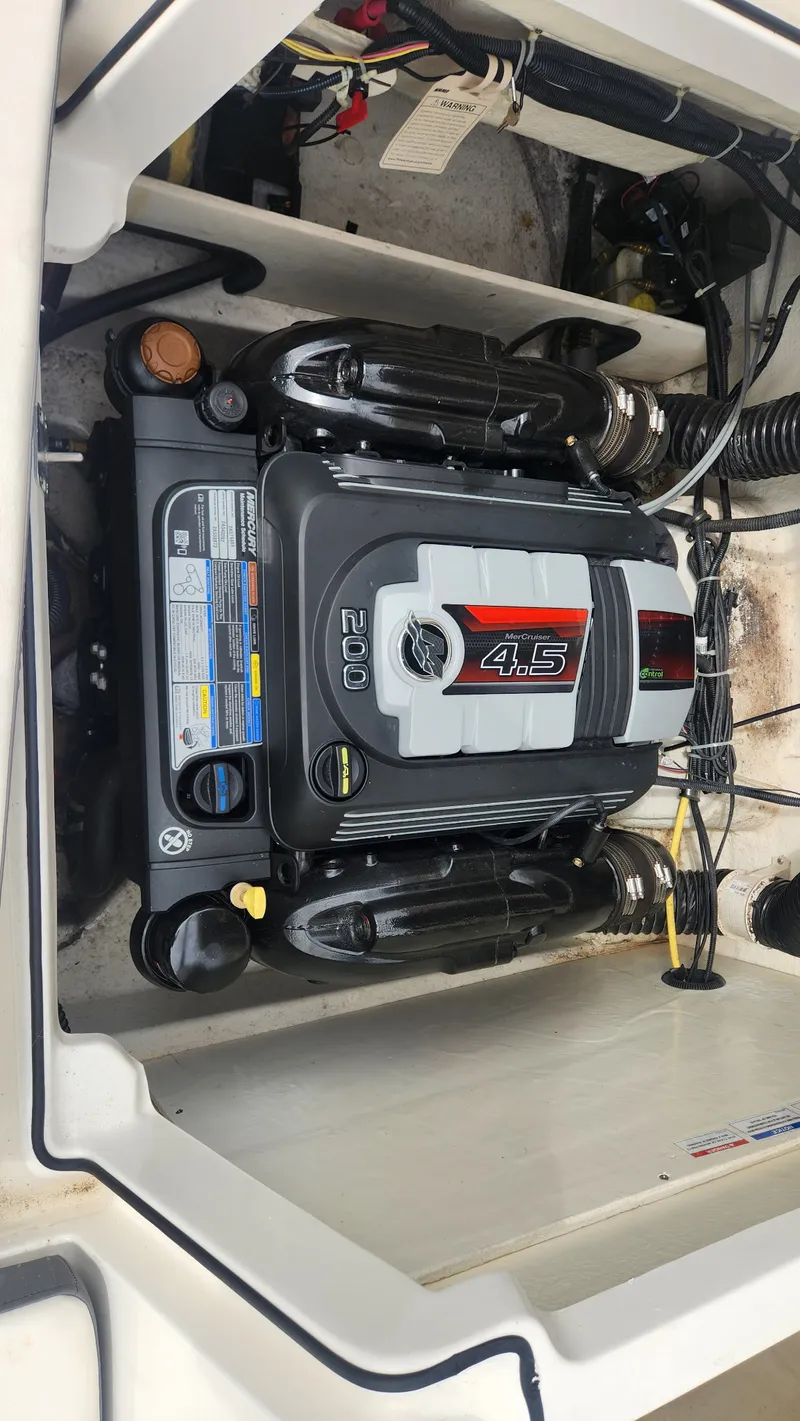 Slide: The Image of Bayliner VR5 2018 - 3