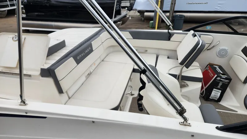 Slide: The Image of Bayliner VR5 2018 - 5