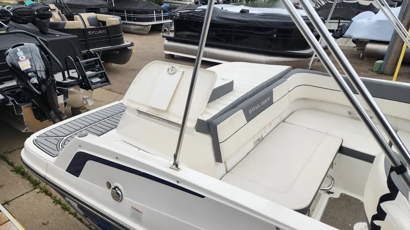Slide: The Image of Bayliner VR5 2018 - 4