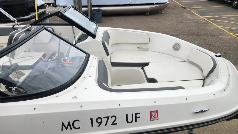 Slide: The Image of Bayliner VR5 2018 - 7