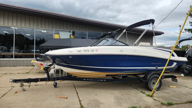 Slide: The Image of Bayliner VR5 2018 - 1